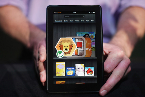 Kindle Fire vẫn tỏ ra ưu thế hơn trong phân khúc tablet giá rẻ. Ảnh: Bloomberg.