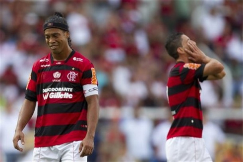 Ronaldinho rất thất vọng vì không được trả lương đúng hạn. Ảnh: AP.