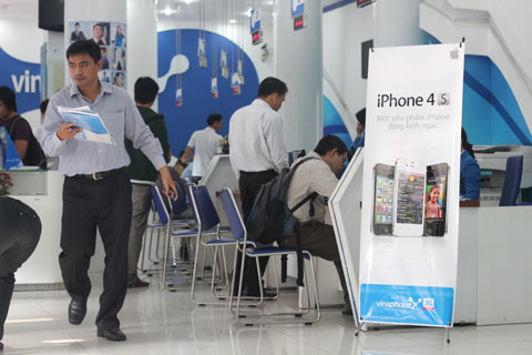 Ngày bán iPhone 4S vắng vẻ tại Sài Gòn. Ảnh: Quốc Huy.