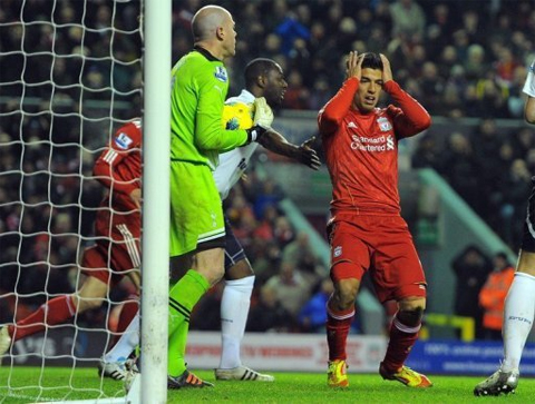 Liverpool (đỏ) vẫn chưa thể chen chân vào Top 4.