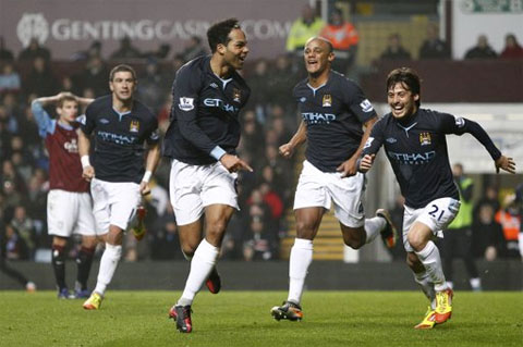 Cầu thủ Man City chung vui bàn thắng với Lescott.