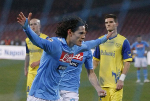 Tình huống Cavani bị Sorrentino cản ngã, dẫn tới quả phạt đền ấn định tỷ số trận đấu. Ảnh: AFP.