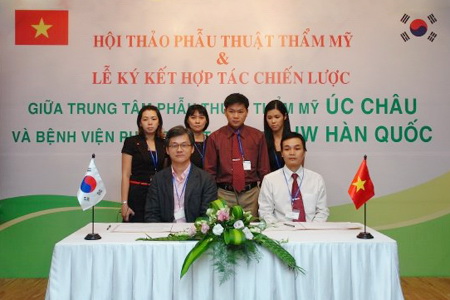 Ảnh viện trưởng TS bác sĩ Man Koon Suh (bệnh viện JW Hàn Quốc) và Ths bác sĩ Nguyễn Hữu Nam (Tổng giám đốc trung tâm thẩm mỹ Hàn Quốc – Úc Châu) ký kết hợp tác chuyển giao công nghệ thẩm mỹ Hàn Quốc.