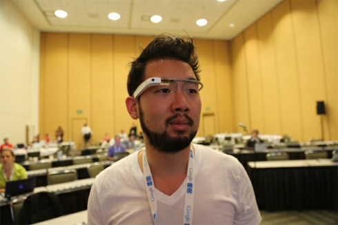 Bức ảnh chụp phóng viên đeo kính Google Glass bằng một chiếc Google Glass khác.