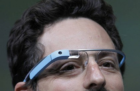 Sergey Brin đeo kính tương tác.