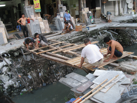 Cứ mỗi mùa mưa, mỗi hộ dân lại phải thay cây cầu mới dẫn vào nhà