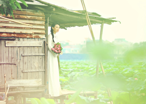 Mỹ Uyên có nhiều bạn bè, những người luôn sẵn sàng chia sẻ với cô những niềm vui, nỗi buồn.