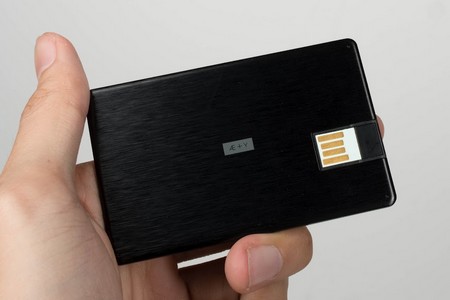 USB  tặng kèm theo máy, có chứa thông tin và hướng dẫn sử dụng sản phẩm