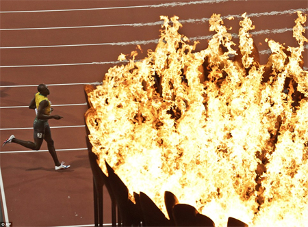 Bolt chạy qua vạch đích nhìn từ góc khán đài ở gần đài lửa Olympic