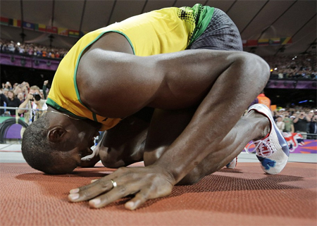 Bolt chạy qua vạch đích nhìn từ góc khán đài ở gần đài lửa Olympic