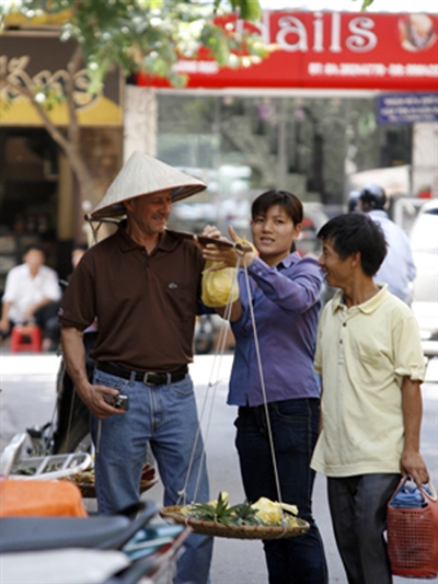 Du khách này đã phải trả 50.000 đồng do trót chụp ảnh với gánh hàng rong. Ảnh: Minh Đức.