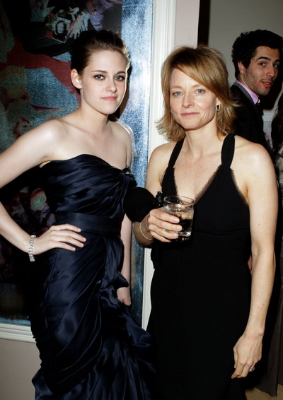 Kristen Stewart hội ngộ Jodie Foster trong một bữa tiệc chiêu đãi sau Oscar 2010.