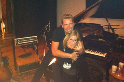 Avril Lavigne và Chad Kroeger đính hôn sau 6 tháng hò hẹn.