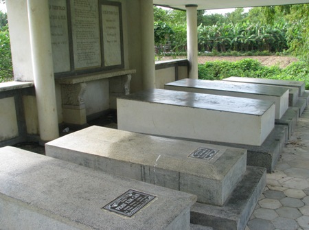 Có 6 ngôi mộ nằm trong phần mộ bao gồm ông bà Trần Trinh Trạch và một số người con.