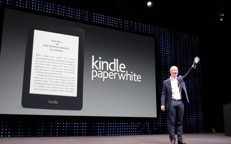 CEO Jeff Bezos trình làng Kindle Paperwhite tại sự kiện của Amazon