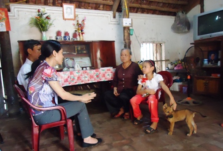 Và thăm hỏi, động viên hai bà cháu Linh Chi.