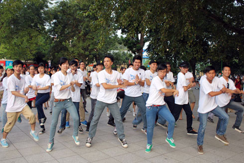 Những bạn trẻ đến từ những nhóm nhảy nổi tiếng của Hà Nội, và họ đang trong buổi tập luyện nhảy Flashmob chuẩn bị cho chương trình xác lập kỷ lục “Hãy cùng hát vang” ngày 7/10 tới.