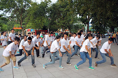 Sở Văn hóa Thể thao Du lịch Hà Nội đã đăng ký lập kỷ lục Guiness Việt Nam cho sự kiện có số lượng người hát và nhảy tập thể lớn nhất Việt Nam.