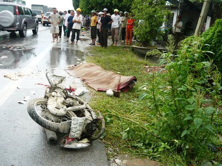 Ngổn ngang tại hiện trường vụ tai nạn.