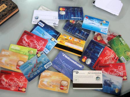 Ngoài thẻ tín dụng giả, Long còn tự sản xuất thẻ nhân viên giả mạo của một số cơ quan. 