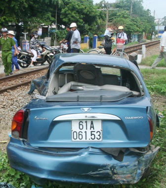 Gia đình anh Nghiệp may mắn đều đã chạy ra khỏi xe khi tàu lao tới