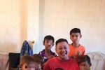 Chụp ảnh với nhiều trẻ em, Minh Béo lại gây phản cảm