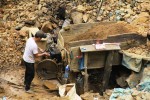 Hàng trăm người vẫn liều mình đãi vàng trái phép trong những căn hầm "tử thần"