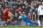 Liverpool tái chiếm đỉnh bảng nhờ phạt đền ở Ngoại hạng Anh