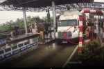 Trạm thu phí BOT Tiên Cựu trên quốc lộ 10 liên tiếp bị ôtô tông gãy barie để trốn phí