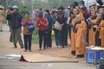 Đoàn người đưa tang vẫy tay cảnh báo nhưng xe khách vẫn lao vun vút đâm vào