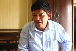 Đoàn Thị Hương ôm bố chụp ảnh trong phiên tòa cuối ở Malaysia