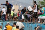 Hàng nghìn người Venezuela băng rào vượt biên vào Colombia