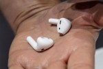 Amazon làm thiết bị đeo Alexa đầu tiên, cạnh tranh AirPods của Apple
