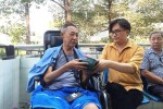 Đại Nghĩa trao tận tay 270 triệu đồng cho nghệ sĩ Lê Bình