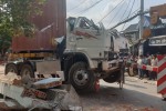 Xe đầu kéo tông sập 3 nhà dân, 3 gia đình ở Sài Gòn may mắn thoát chết