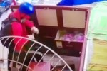 Gã đàn ông miền Tây giả gái cướp tiệm vàng