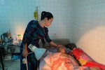 Nghệ sĩ Lê Bình đã tỉnh nhưng còn yếu, không thể mở được mắt