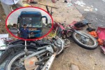 Băng qua đường, 2 vợ chồng đi xe máy bị xe khách tông văng 10m, chết thảm
