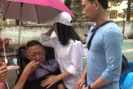 Nghệ sĩ Lê Bình khóc nức nở với Cát Phượng: "Lần vô thuốc này anh đau quá em ơi"