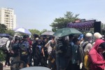 Hàng trăm người đội nắng, xếp hàng đợi xem bom tấn "Avengers: Endgame"