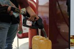 Giá xăng trong nước tăng cao trong khi giá dầu thế giới giảm mạnh