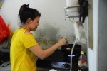 Giá xăng, điện cùng tăng: Phận làm thuê Sài Gòn khổ sở "cắt" ánh sáng, xe máy