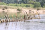 Người dân Huế đóng cọc tre trên sông ngăn tàu thuyền khai thác cát