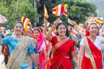Bà Phạm Thị Yến múa hát tưng bừng ở chùa Ba Vàng trong lễ chào mừng Vesak