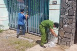 Cảnh sát dò xét rừng cao su gần nơi phát hiện 2 thi thể trong bê tông