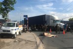 Nam thợ hồ bị xe container cán chết thương tâm trên đường đi làm, giao thông hỗn loạn