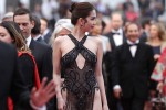 Báo quốc tế cũng ‘chín người mười ý” về váy hở bạo của Ngọc Trinh ở Cannes