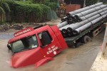 Xe container chở cột bê tông sập ‘hố tử thần’, đè vỡ đường ống nước ngầm