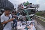 Xe tải nát đầu, dính chặt vào lan can cầu Rạch Miễu, 2 người tử vong