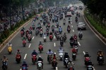 1.001 kiểu đi đường 'khác người': Kinh hãi người vừa chạy xe vừa khạc nhổ